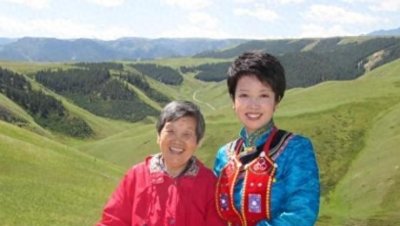 ​央视主持人黄薇：人到中年依然要照顾父母，无悔伺候偏瘫父亲11年