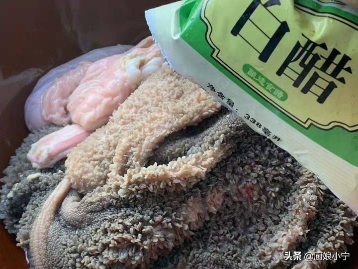 牛毛肚怎么洗才干净（毛肚的清洗方法及麻酱小料的配方）
