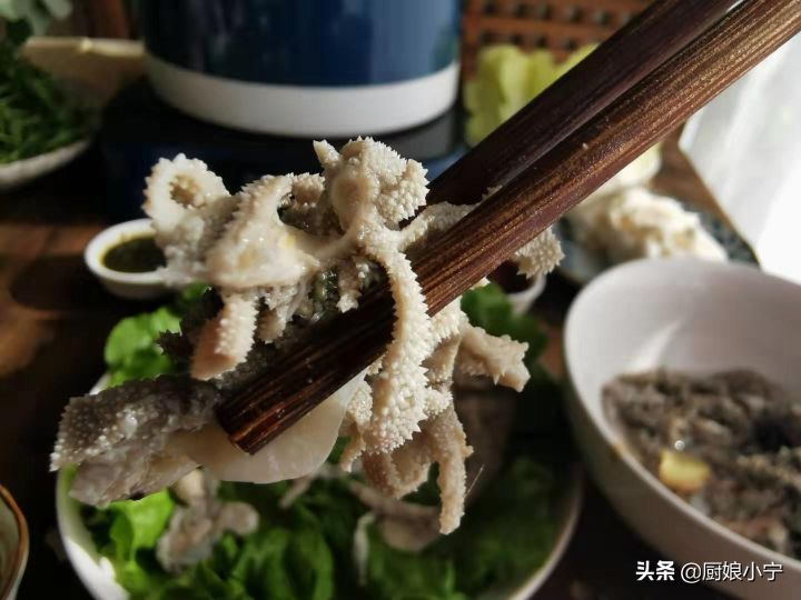 牛毛肚怎么洗才干净（毛肚的清洗方法及麻酱小料的配方）