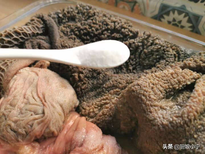 牛毛肚怎么洗才干净（毛肚的清洗方法及麻酱小料的配方）
