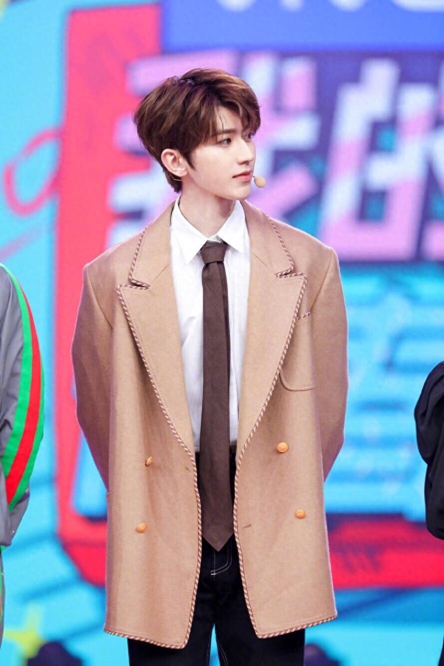 蔡徐坤亮相最新一期快乐大本营