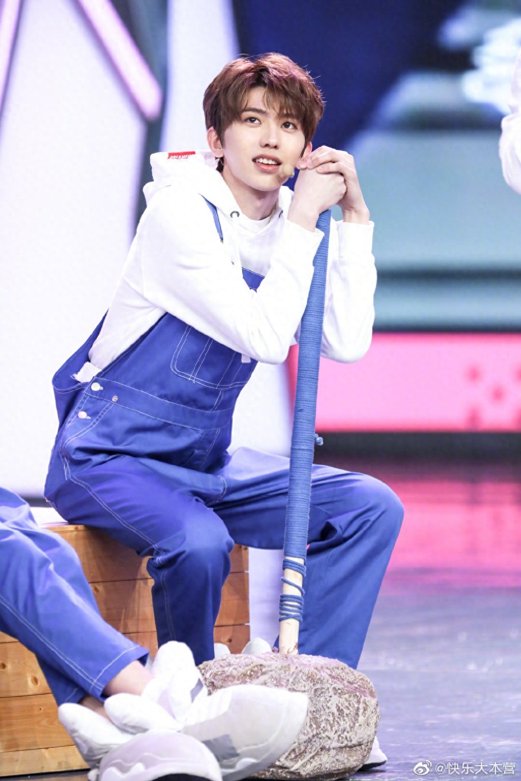 蔡徐坤亮相最新一期快乐大本营