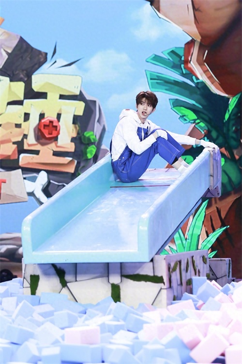 蔡徐坤亮相最新一期快乐大本营