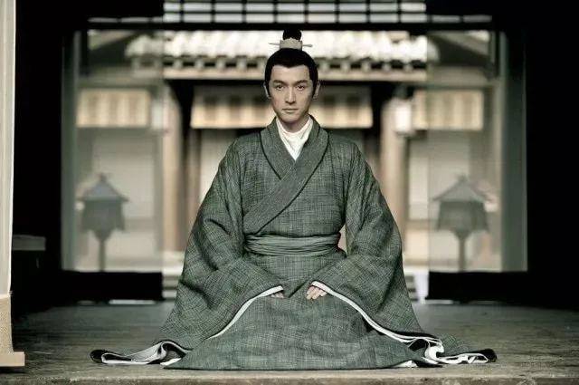 正襟危坐的意思是什么（正襟危坐的含义）