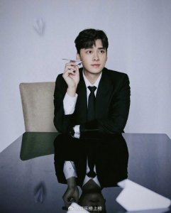 ​短发寸头VS长发，李易峰的不同发型你更喜欢哪一个呢？
