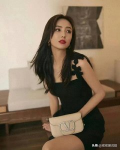 ​佟丽娅的华伦天奴攻速鞋，太极品！