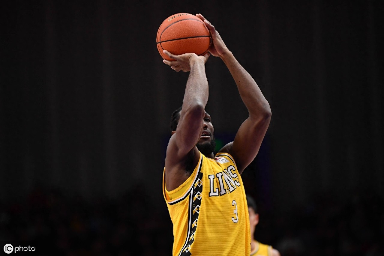 法里埃德渐入佳境，小外援发挥不佳，他砍下26+14证明自己