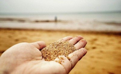 ​风吹来的沙是什么歌曲(歌曲风吹来的沙mv)