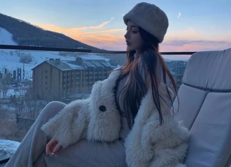 云南小女孩骑鸵鸟上学从容淡定（云南小女孩骑鸵鸟上学从容淡定网易）