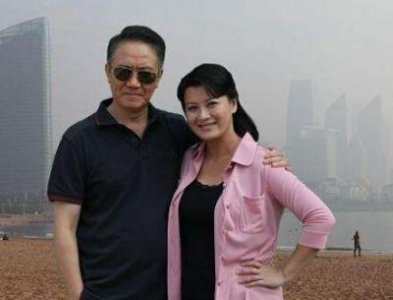 李幼斌与史兰芽:妻子的时尚容颜与李幼斌的鬓角白发形成强烈对比