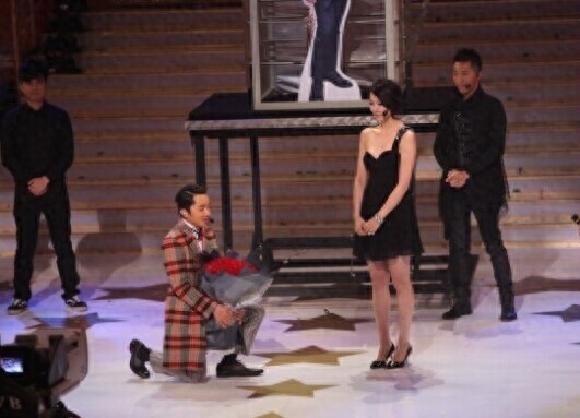 盘点娱乐圈明星单膝跪地浪漫瞬间