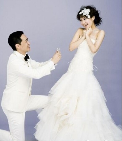 盘点娱乐圈明星单膝跪地浪漫瞬间