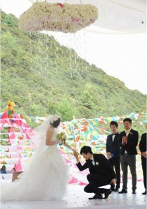 盘点娱乐圈明星单膝跪地浪漫瞬间