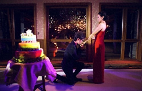 盘点娱乐圈明星单膝跪地浪漫瞬间