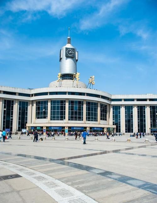 各位天津的朋友，天津火车站停运了吗