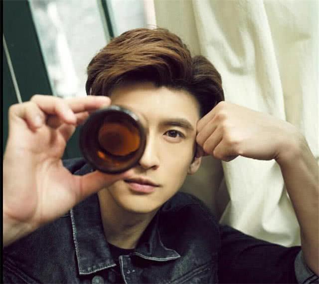 迪丽热巴张云龙玩过山车，一个享受一个像上刑，全程闭眼大喊