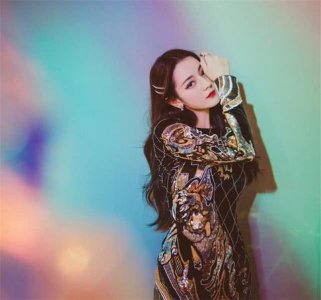 ​迪丽热巴张云龙玩过山车，一个享受一个像上刑，全程闭眼大喊