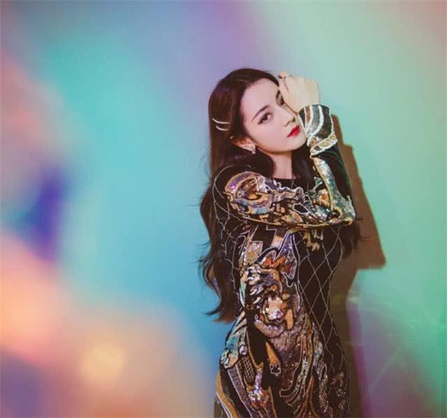 迪丽热巴张云龙玩过山车，一个享受一个像上刑，全程闭眼大喊