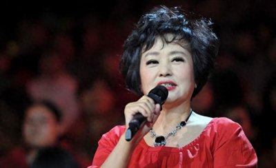 ​朱明瑛：会多国语言，当红时被老公抛弃，晚年成女总裁