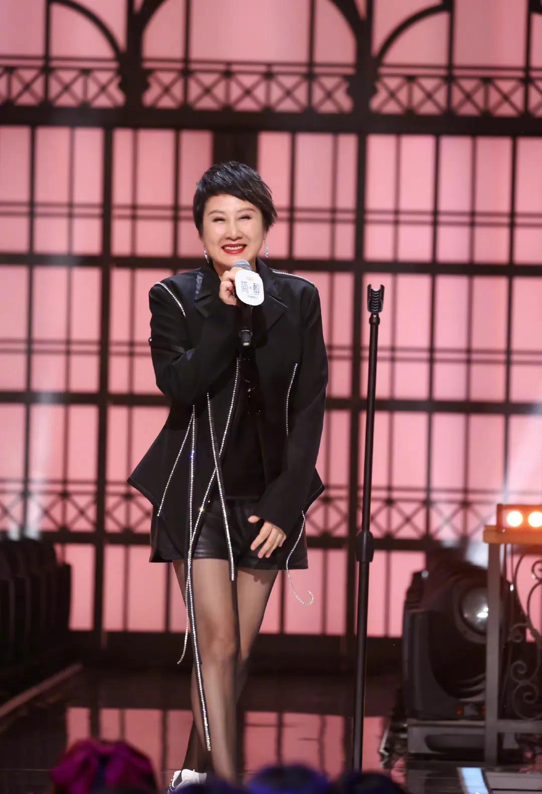 嫁圈外丈夫的张凯丽，夫妻恩爱26年生一女，女儿如今也是演员