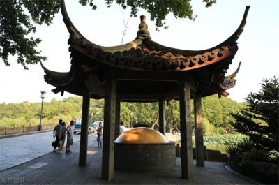 ​杭州小景：苏小小墓与慕才亭，即便是一处伪迹，也与山水相和