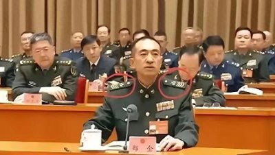 ​军官座位引关注：前排军官军衔级别成焦点，后排军衔亦显赫