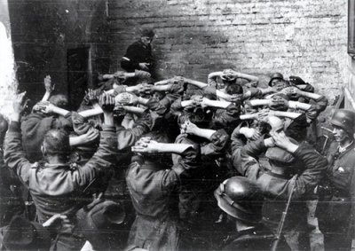 ​华沙起义老照片：镜头下被俘的起义军士兵脸上满是恐惧