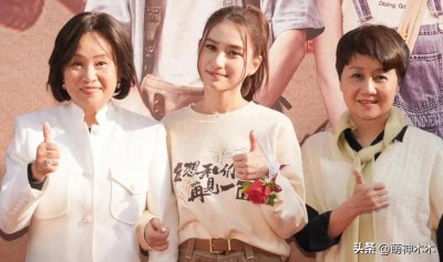 ​赌王三太四太罕见同框，相差7岁状态大不同，差异暴露心态