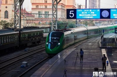 ​我坐上了升级版绿皮车“绿巨人”，Wi-Fi、餐吧统统有，横跨山东只要4小时