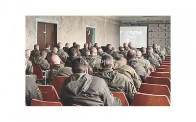 ​男团组合照，男团爱豆上传与EXO成员金珉锡的合照