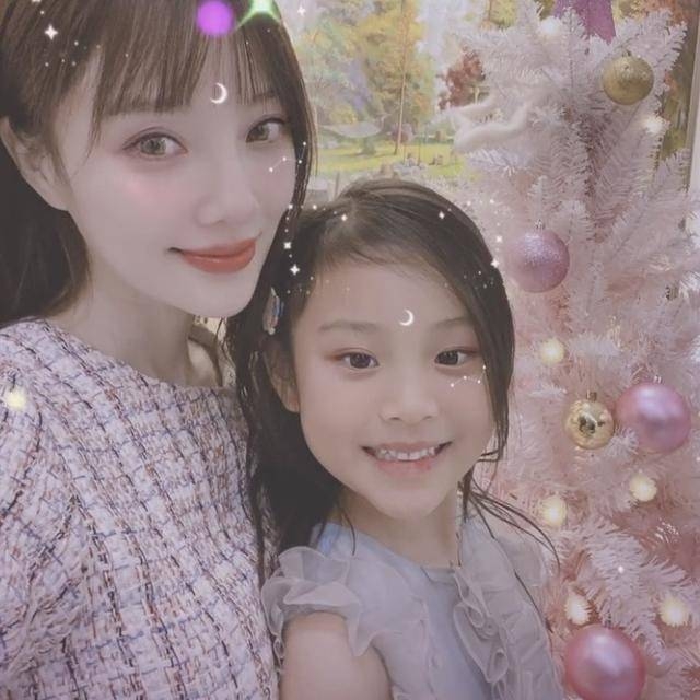 李小璐圣诞节晒与女儿同框视频 甜馨似翻版贾乃亮