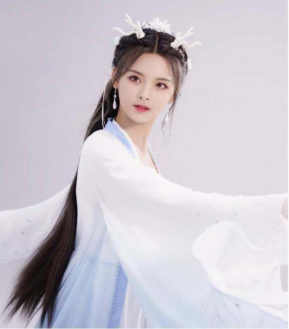 杨超越出席代言，小龙女造型曝光，网友：这个头饰亮了！