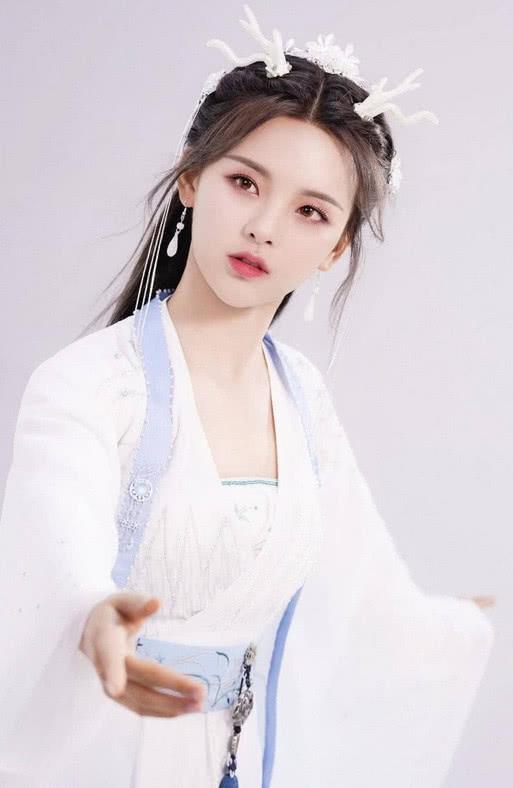 杨超越出席代言，小龙女造型曝光，网友：这个头饰亮了！