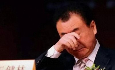 ​王健林断臂求生：一年狂卖14座万达广场，200亿债务压顶难喘息
