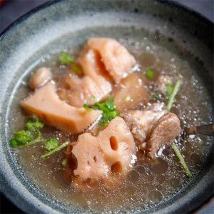 ​怎样炖排骨藕汤？莲藕排骨汤的做法，排骨酥烂口感润滑，超好喝