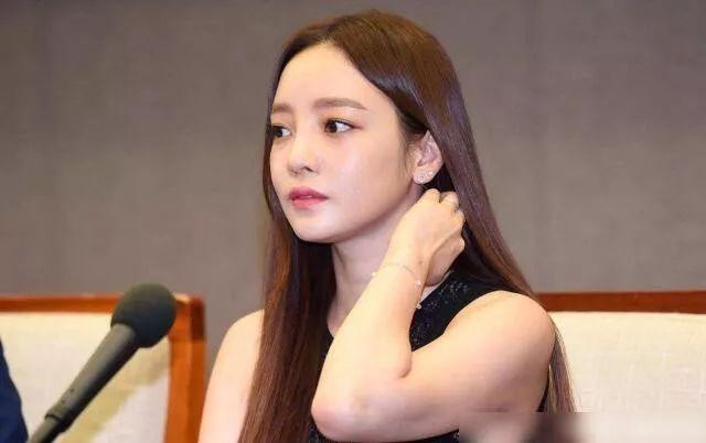 龙俊亨知道具荷拉事件吗(龙俊亨修改简介悼念前女友具荷拉)