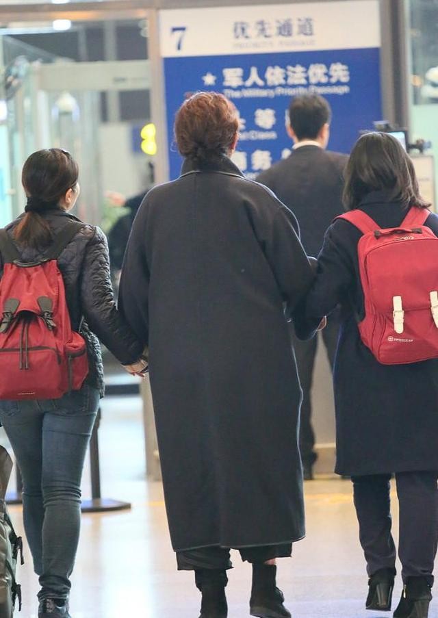 倪萍63岁近况（59岁倪萍出门靠人搀扶）(6)