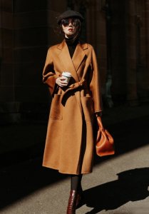 毛呢大衣不兴了,今年流行羊绒大衣,搭配这几条裤子超好看