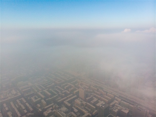 航拍重度雾霾下的哈尔滨，雾气重重，犹如“仙境”