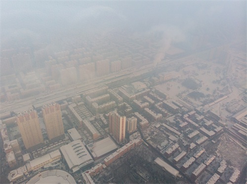 航拍重度雾霾下的哈尔滨，雾气重重，犹如“仙境”