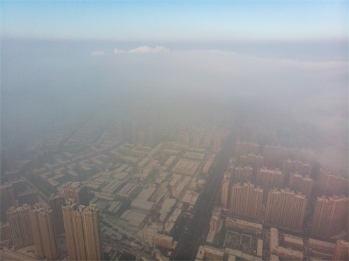 航拍重度雾霾下的哈尔滨，雾气重重，犹如“仙境”