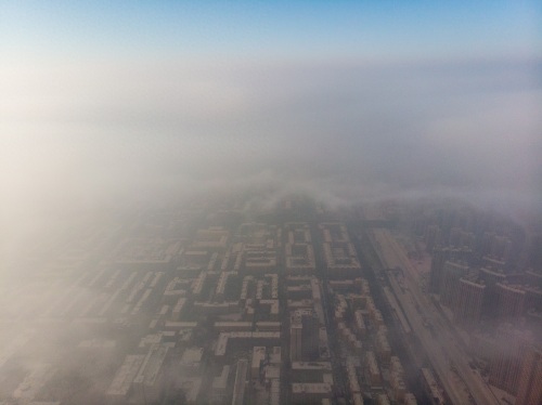 航拍重度雾霾下的哈尔滨，雾气重重，犹如“仙境”