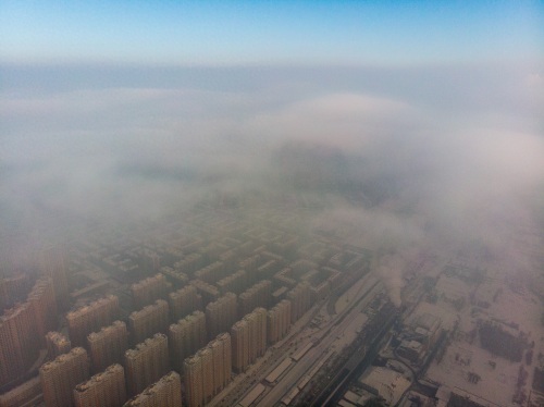 航拍重度雾霾下的哈尔滨，雾气重重，犹如“仙境”