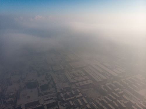 航拍重度雾霾下的哈尔滨，雾气重重，犹如“仙境”