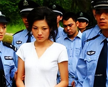 回忆最美死刑犯毕丽梅被枪决,火化前死而复生,家属哀求饶她一命