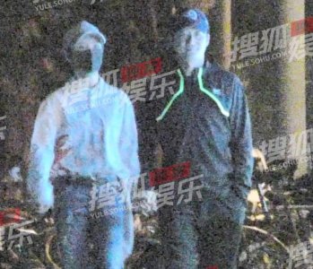 ​吴京被拍与谢楠散步，紧搂小10岁娇妻不撒手！十指紧扣好甜蜜