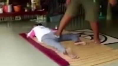 ​女子腿疼做泰式按摩理疗1小时 不料惨被踩断骨头致终身残疾