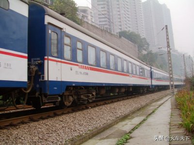​一款提速型的客车车厢 现在多用于特快列车 曾经是漂亮的蓝白涂装