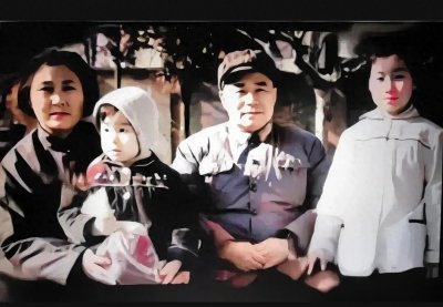 70年代初,王近山和第二任妻子黄慎荣及两个孩子,在南京的留合影