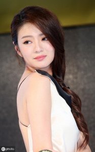 一起来看看安以轩几张照片,39岁的她很漂亮